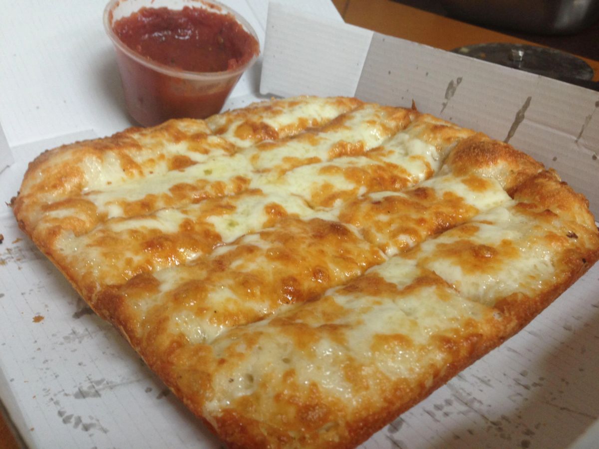 Dillo's cheesy bread with house marinara